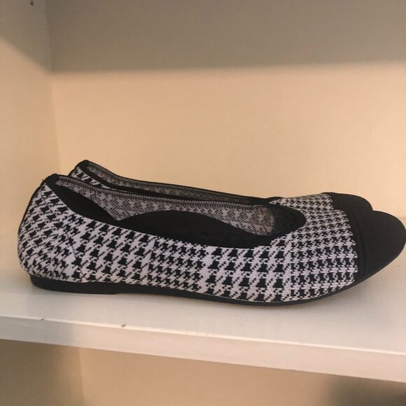 Comfort & Soft Gray and Black Houndstooth Plaid Flats - Size 11 - Picture 2 of 7